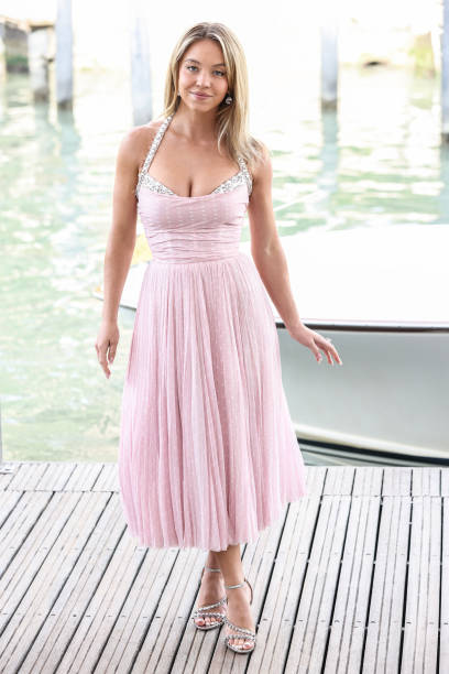 Sydney Sweeney attends a photocall for the MiuMiu Women's Tales during the Venice Days at the 80th Venice International Film Festival on September 03, 2023 in Venice, Italy — frame 62/74 (408×612)