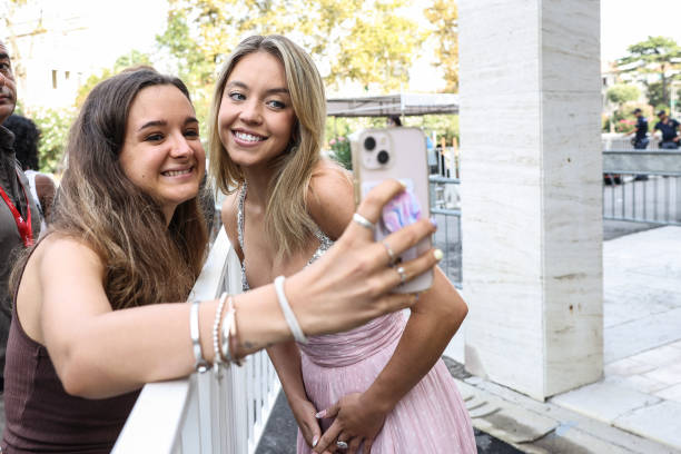 Sydney Sweeney attends a photocall for the MiuMiu Women's Tales during the Venice Days at the 80th Venice International Film Festival on September 03, 2023 in Venice, Italy — frame 61/74 (612×408)