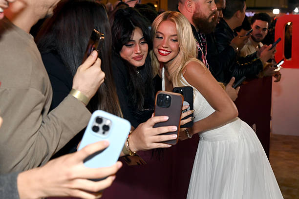 Sydney Sweeney attends Lionsgate's LA Premiere of "The Housemaid" at TCL Chinese Theatre on December 15, 2025 in Los Angeles, California — frame 219/234 (612×408)
