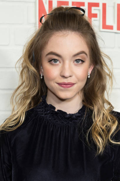 Sydney Sweeney attends Netflix premiere Everything Sucks! season 1 at AMC 34th street — frame 1/6 (408×612)