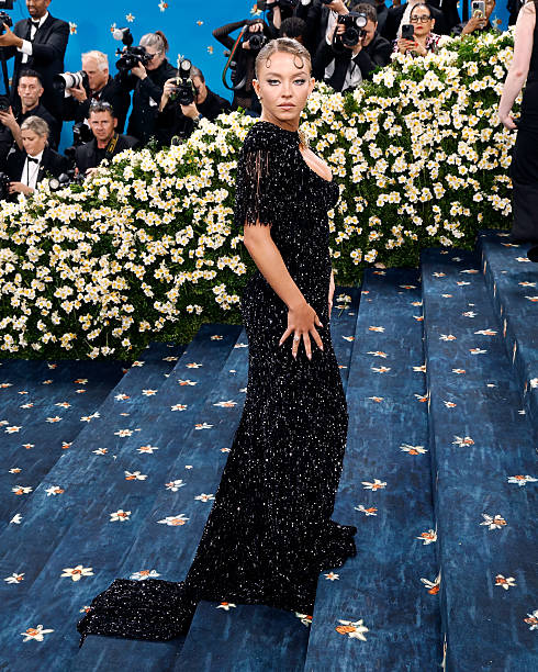Sydney Sweeney attends "Superfine: Tailoring Black Style", the 2025 Costume Institute Benefit, at Metropolitan Museum of Art on May 05, 2025 in New York City — frame 7/73 (490×612)
