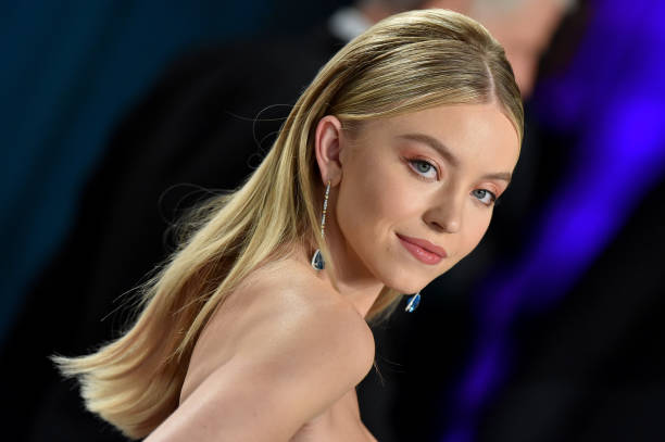 Sydney Sweeney attends the 2020 Vanity Fair Oscar Party hosted by Radhika Jones at Wallis Annenberg Center for the Performing Arts on February 09, 2020 in Beverly Hills, California — frame 141/179 (612×407)