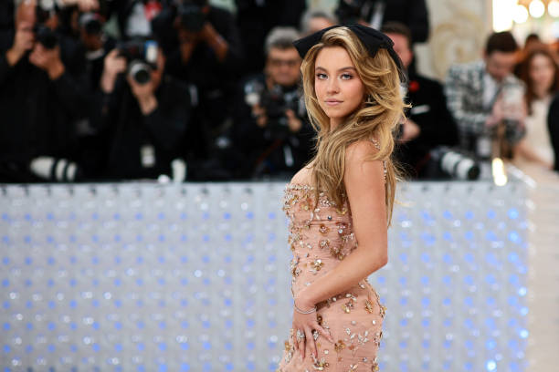 Sydney Sweeney attends The 2023 Met Gala Celebrating "Karl Lagerfeld: A Line Of Beauty" at The Metropolitan Museum of Art on May 01, 2023 in New York City — frame 18/44 (612×408)