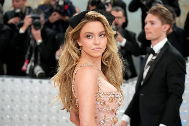 Sydney Sweeney attends the 2023 Met Gala Celebrating "Karl Lagerfeld: A Line Of Beauty" at Metropolitan Museum of Art on May 01, 2023 in New York City — frame 43/44 (612×408)