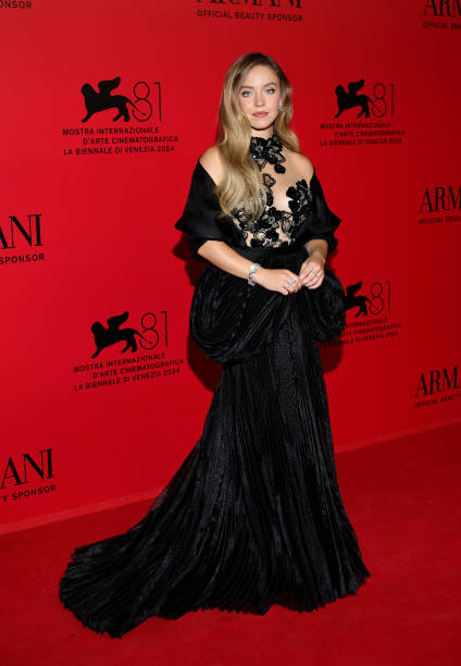 Sydney Sweeney attends the 2024 Armani Beauty dinner photocall at Arsenale on August 31, 2024 in Venice, Italy — frame 15/28 (424×612)