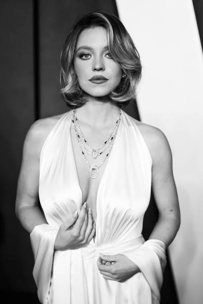 Sydney Sweeney attends the 2024 Vanity Fair Oscar Party Hosted By Radhika Jones at Wallis Annenberg Center for the Performing Arts on March 10, 2024 in Beverly Hills, California — frame 19/69 (408×612)
