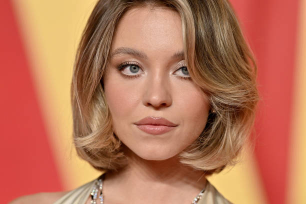 Sydney Sweeney attends the 2024 Vanity Fair Oscar Party hosted by Radhika Jones at Wallis Annenberg Center for the Performing Arts on March 10, 2024 in Beverly Hills, California — frame 129/179 (612×408)