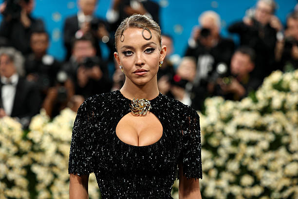 Sydney Sweeney attends the 2025 Met Gala Celebrating "Superfine: Tailoring Black Style" at Metropolitan Museum of Art on May 05, 2025 in New York City — frame 17/73 (612×408)