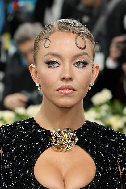 Sydney Sweeney attends the 2025 Met Gala Celebrating "Superfine: Tailoring Black Style" at Metropolitan Museum of Art on May 05, 2025 in New York City — frame 35/73 (408×612)
