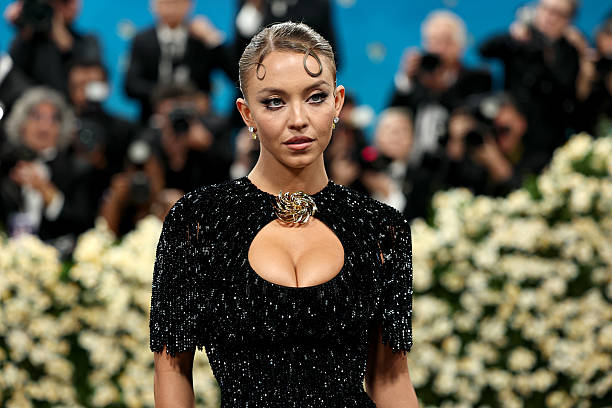 Sydney Sweeney attends the 2025 Met Gala Celebrating "Superfine: Tailoring Black Style" at Metropolitan Museum of Art on May 05, 2025 in New York City — frame 16/73 (612×408)