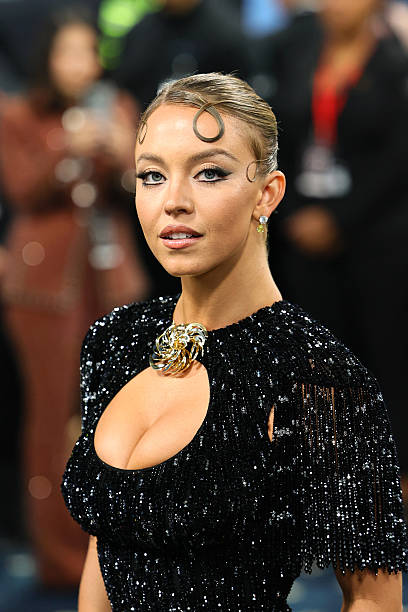 Sydney Sweeney attends the 2025 Met Gala Celebrating "Superfine: Tailoring Black Style" at Metropolitan Museum of Art on May 05, 2025 in New York City — frame 41/73 (408×612)