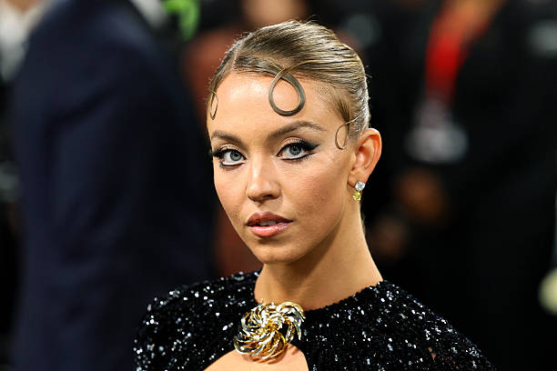 Sydney Sweeney attends the 2025 Met Gala Celebrating "Superfine: Tailoring Black Style" at Metropolitan Museum of Art on May 05, 2025 in New York City — frame 26/73 (612×408)