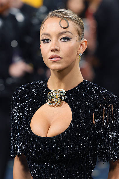 Sydney Sweeney attends The 2025 Met Gala Celebrating "Superfine: Tailoring Black Style" - Arrivals at Metropolitan Museum of Art on May 05, 2025 in New York City — frame 5/73 (408×612)