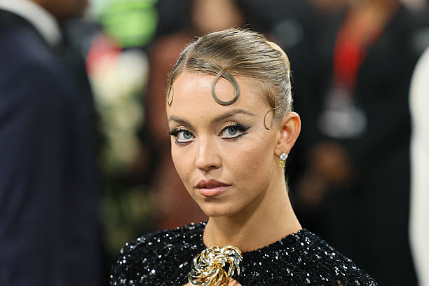 Sydney Sweeney attends The 2025 Met Gala Celebrating "Superfine: Tailoring Black Style" - Arrivals at Metropolitan Museum of Art on May 05, 2025 in New York City — frame 3/73 (612×408)