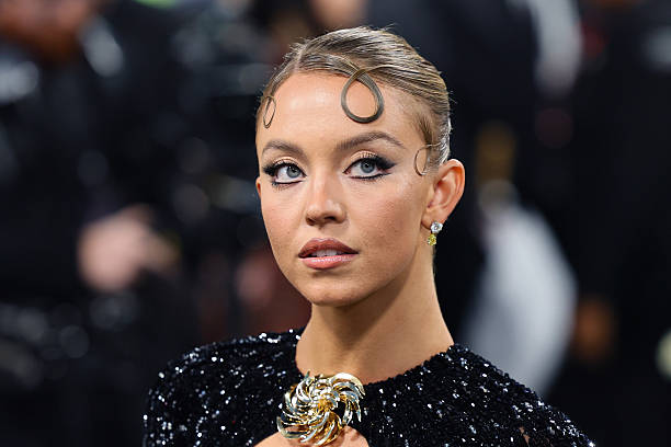 Sydney Sweeney attends The 2025 Met Gala Celebrating "Superfine: Tailoring Black Style" - Arrivals at Metropolitan Museum of Art on May 05, 2025 in New York City — frame 22/73 (612×408)