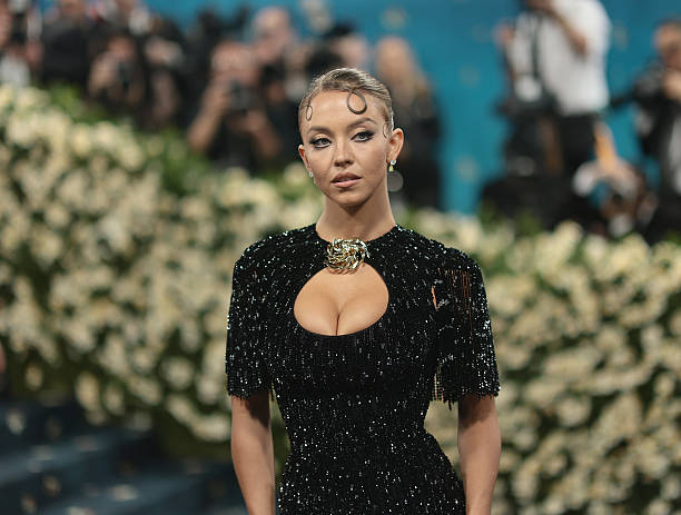 Sydney Sweeney attends the 2025 Met Gala Celebrating "Superfine: Tailoring Black Style" at Metropolitan Museum of Art on May 05, 2025 in New York City — frame 18/73 (612×463)