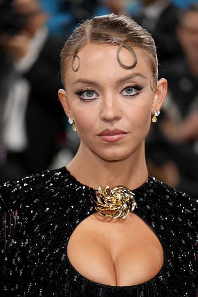 Sydney Sweeney attends the 2025 Met Gala Celebrating "Superfine: Tailoring Black Style" at Metropolitan Museum of Art on May 05, 2025 in New York City — frame 57/73 (408×612)