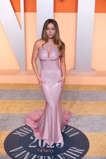 Sydney Sweeney attends the 2025 Vanity Fair Oscar After Party Arrivals on March 3, 2025 at Wallis Annenberg Center for the Performing Arts in Beverly Hills, California — frame 22/179 (408×612)
