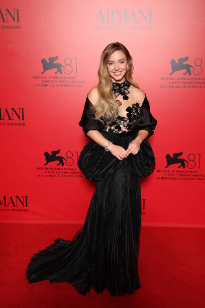 Sydney Sweeney attends the Armani Beauty Passione Party during the 81st Venice International Film Festival at Arsenale on August 31, 2024 in Venice, Italy — frame 27/28 (408×612)