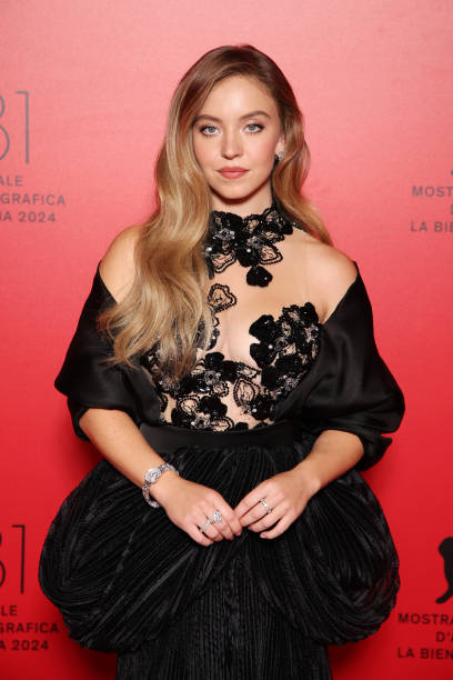 Sydney Sweeney attends the Armani Beauty Passione Party during the 81st Venice International Film Festival at Arsenale on August 31, 2024 in Venice, Italy — frame 23/28 (408×612)