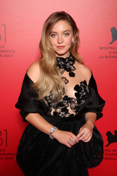 Sydney Sweeney attends the Armani Beauty Passione Party during the 81st Venice International Film Festival at Arsenale on August 31, 2024 in Venice, Italy — frame 25/28 (408×612)