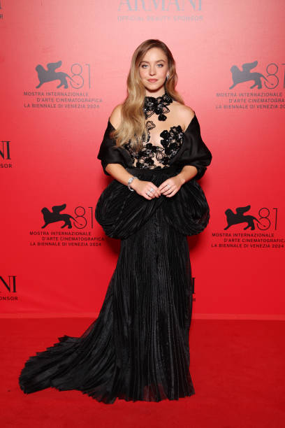 Sydney Sweeney attends the Armani Beauty Passione Party during the 81st Venice International Film Festival at Arsenale on August 31, 2024 in Venice, Italy — frame 26/28 (408×612)