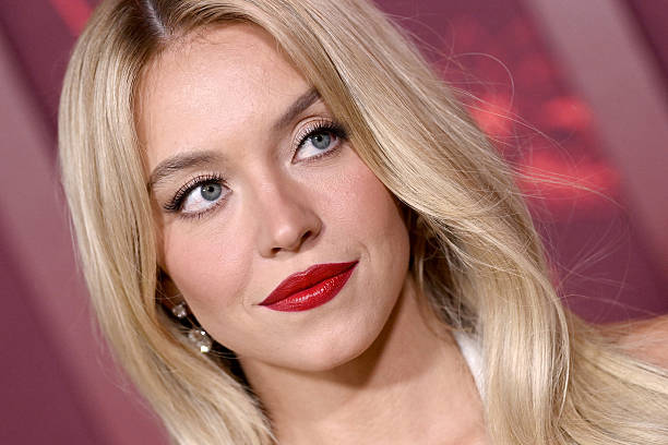 Sydney Sweeney attends the Los Angeles Premiere of Lionsgate's "The Housemaid" at TCL Chinese Theatre on December 15, 2025 in Hollywood, California — frame 145/234 (612×408)