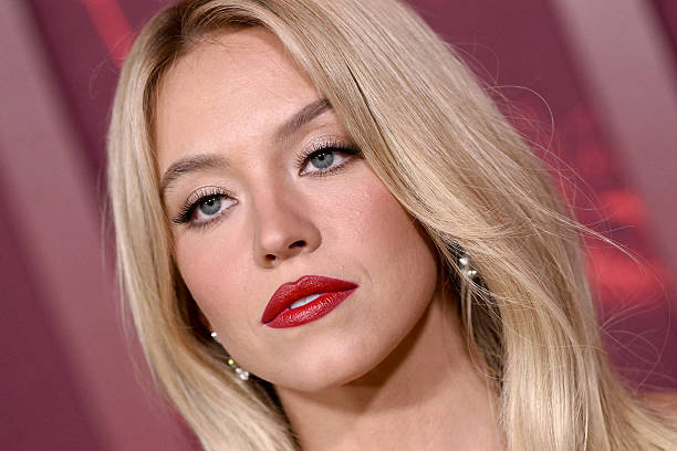 Sydney Sweeney attends the Los Angeles Premiere of Lionsgate's "The Housemaid" at TCL Chinese Theatre on December 15, 2025 in Hollywood, California — frame 151/234 (612×408)