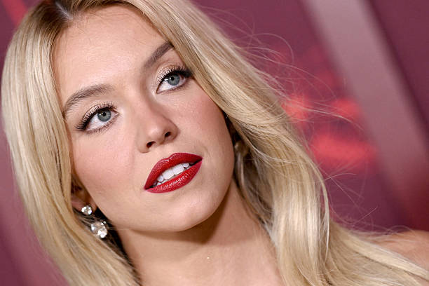 Sydney Sweeney attends the Los Angeles Premiere of Lionsgate's "The Housemaid" at TCL Chinese Theatre on December 15, 2025 in Hollywood, California — frame 138/234 (612×408)