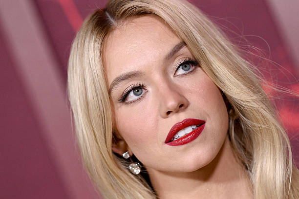 Sydney Sweeney attends the Los Angeles Premiere of Lionsgate's "The Housemaid" at TCL Chinese Theatre on December 15, 2025 in Hollywood, California — frame 148/234 (612×408)