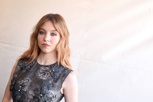 Sydney Sweeney attends the on March 06, 2022 in Santa Monica, California — frame 45/47 (612×408)
