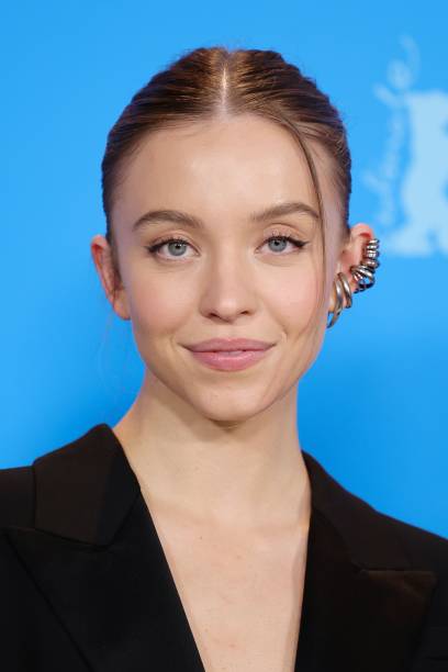 Sydney Sweeney attends the "Reality" photocall during the 73rd Berlinale International Film Festival Berlin at Grand Hyatt Hotel on February 18, 2023 in Berlin, Germany — frame 2/8 (408×612)