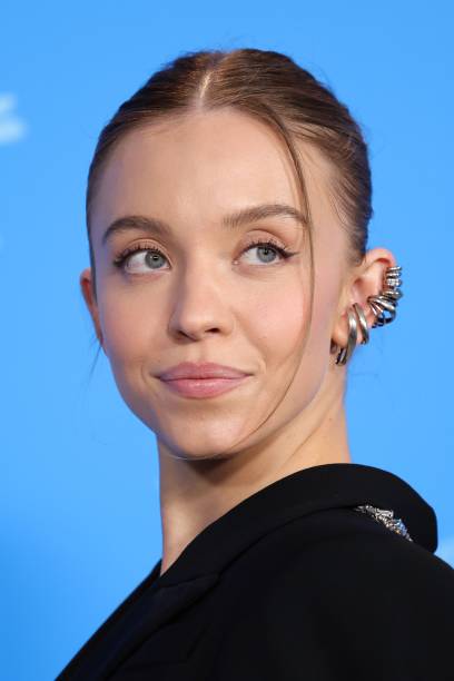 Sydney Sweeney attends the "Reality" photocall during the 73rd Berlinale International Film Festival Berlin at Grand Hyatt Hotel on February 18, 2023 in Berlin, Germany — frame 3/8 (408×612)