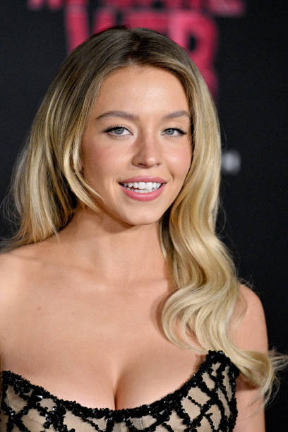 Sydney Sweeney attends the World Premiere of Sony Pictures' "Madame Web" at Regency Village Theatre on February 12, 2024 in Los Angeles, California — frame 45/129 (408×612)