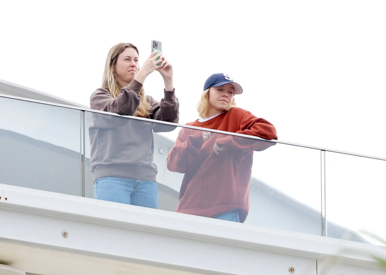 Sydney Sweeney Balcony Look in Bondi May 2026 (1280×914)