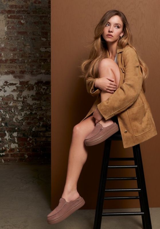 Sydney Sweeney Champions Utility-Chic for Her HEYDUDE Campaign (558×800)
