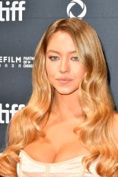 Sydney Sweeney Erdem Gown at TIFF: A Corset Conundrum — frame 70/152 (171×256)