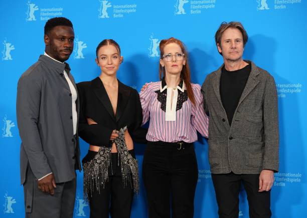 February 2023, Berlin: Actors Marchant Davis , Sydney Sweeney, director Tina Satter and Josh Hamilton stand next to each other during the photocall for the film "Reality". The film is shown in the Panorama section. Photo: Soeren Stache/dpa — frame 52/128 (612×435)