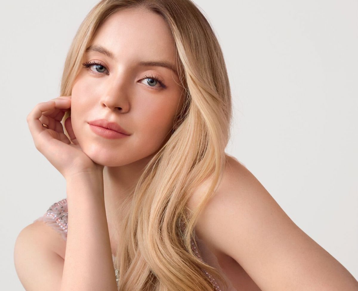 SYDNEY SWEENEY for Armani Luminous Silk Foundation Campaign, April 2023 (1200×974)