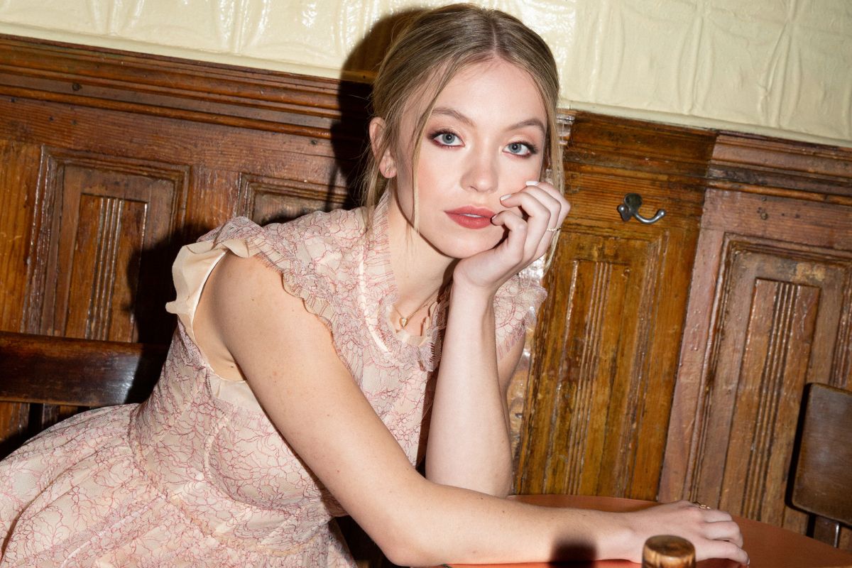 SYDNEY SWEENEY for Coveteur, May 2019 (1200×800)