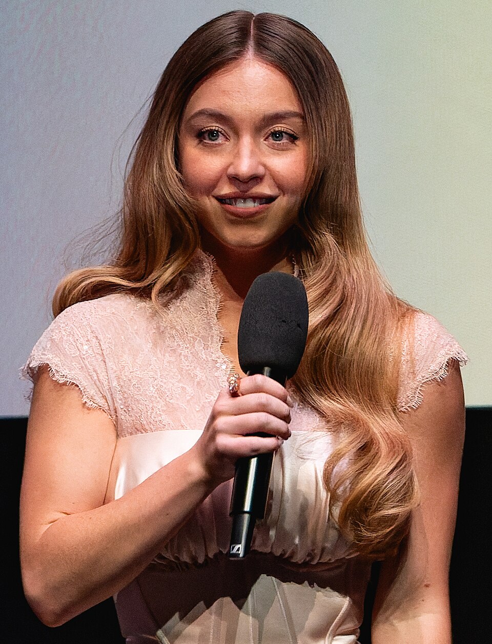 Sydney Sweeney in 2025 — frame 10/10 (1205×1576)