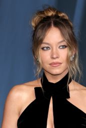 Sydney Sweeney in Armani Prive at Academy Museum Gala 2025 — frame 97/191 (171×256)
