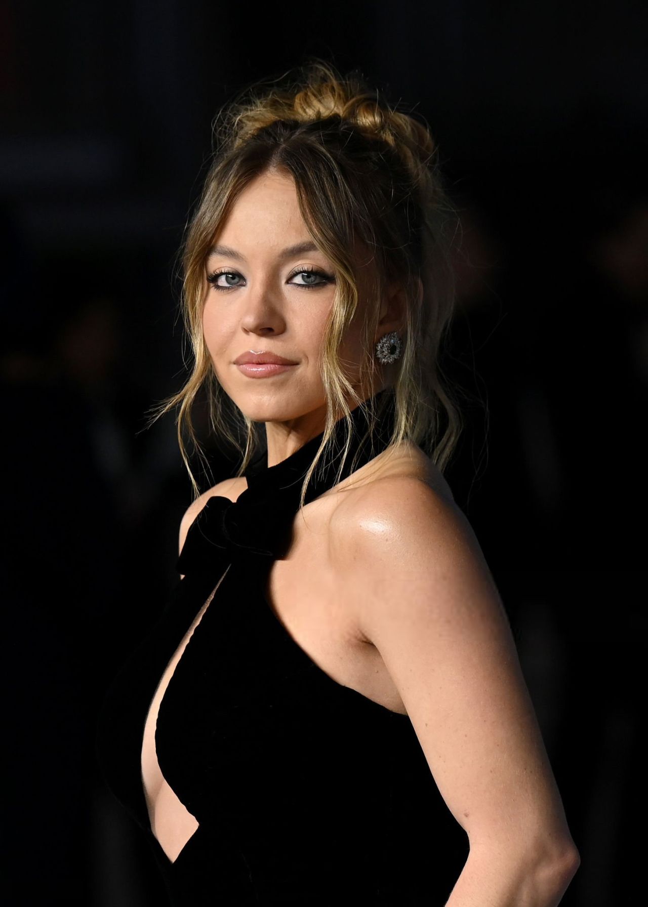 Sydney Sweeney in Armani Prive at Academy Museum Gala 2025 — frame 90/191 (1280×1792)