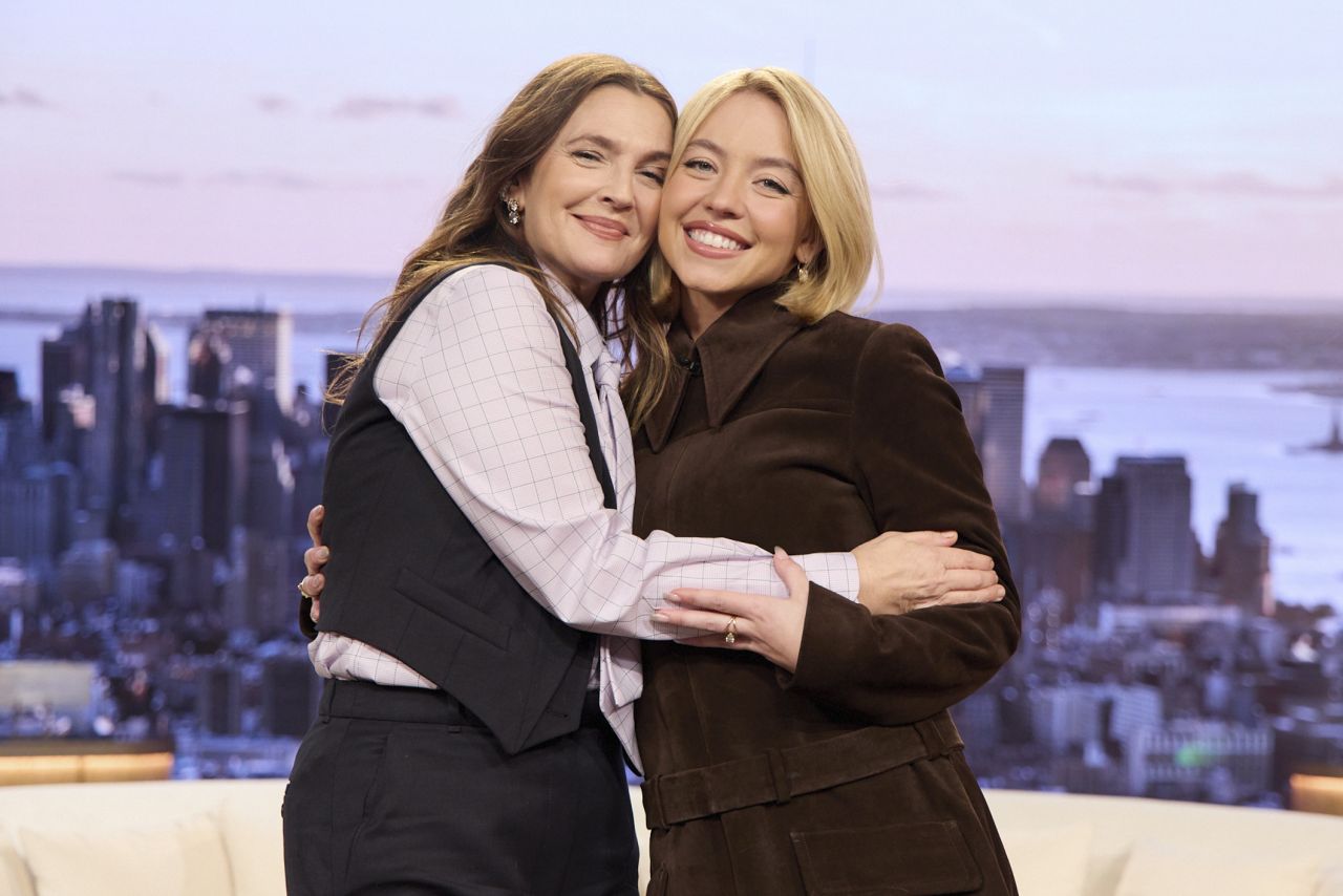 Sydney Sweeney in Chocolate Suede Shirtdress on Drew Barrymore Show — frame 9/13 (1280×854)