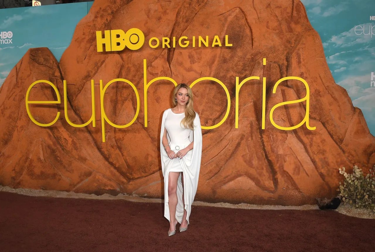 Sydney Sweeney in Pierre Cardin Dress at Euphoria Premiere April 2026 — frame 173/239 (1280×863)