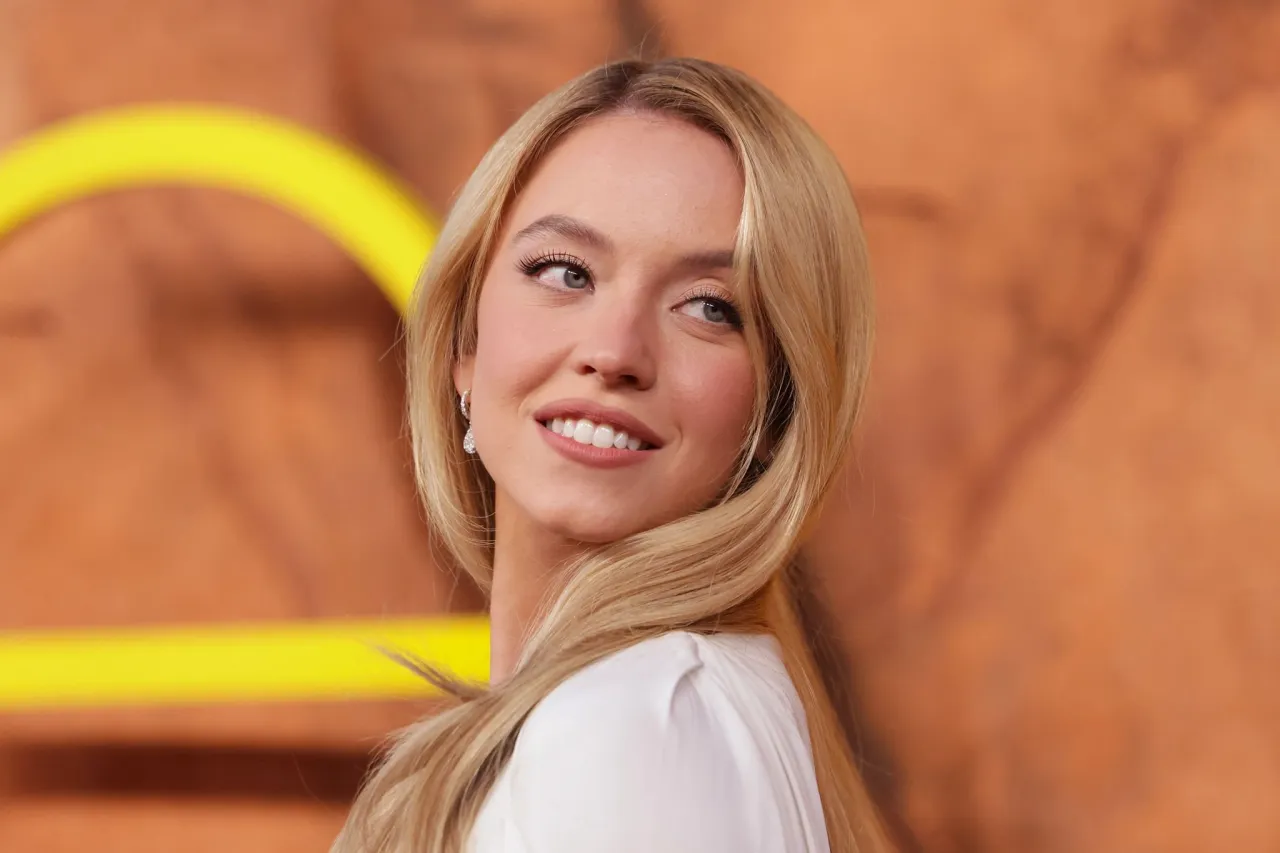 Sydney Sweeney in Pierre Cardin Dress at Euphoria Premiere April 2026 — frame 177/239 (1280×853)