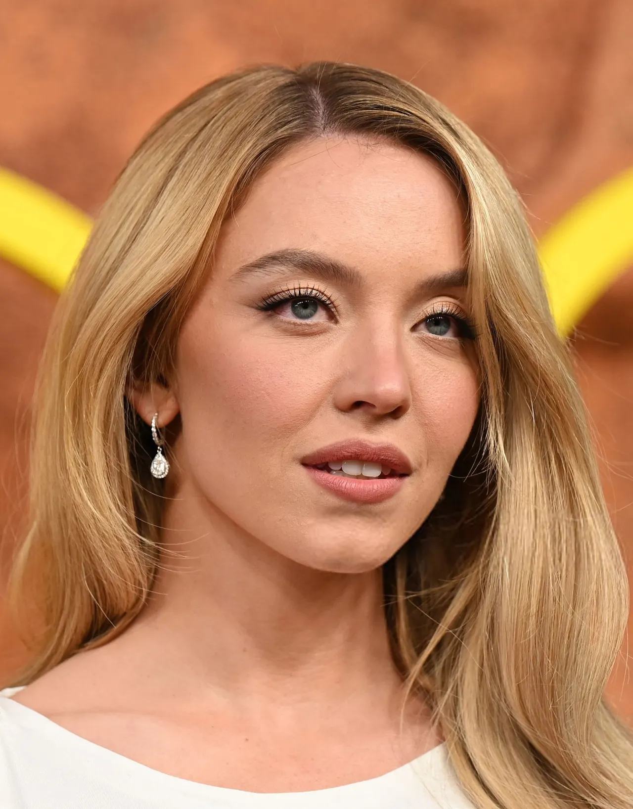 Sydney Sweeney in Pierre Cardin Dress at Euphoria Premiere April 2026 — frame 179/239 (1280×1636)