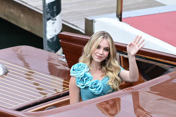 Sydney Sweeney is seen during the Dolce&Gabbana Alta Moda show on August 30, 2021 in Venice, Italy (612×408)