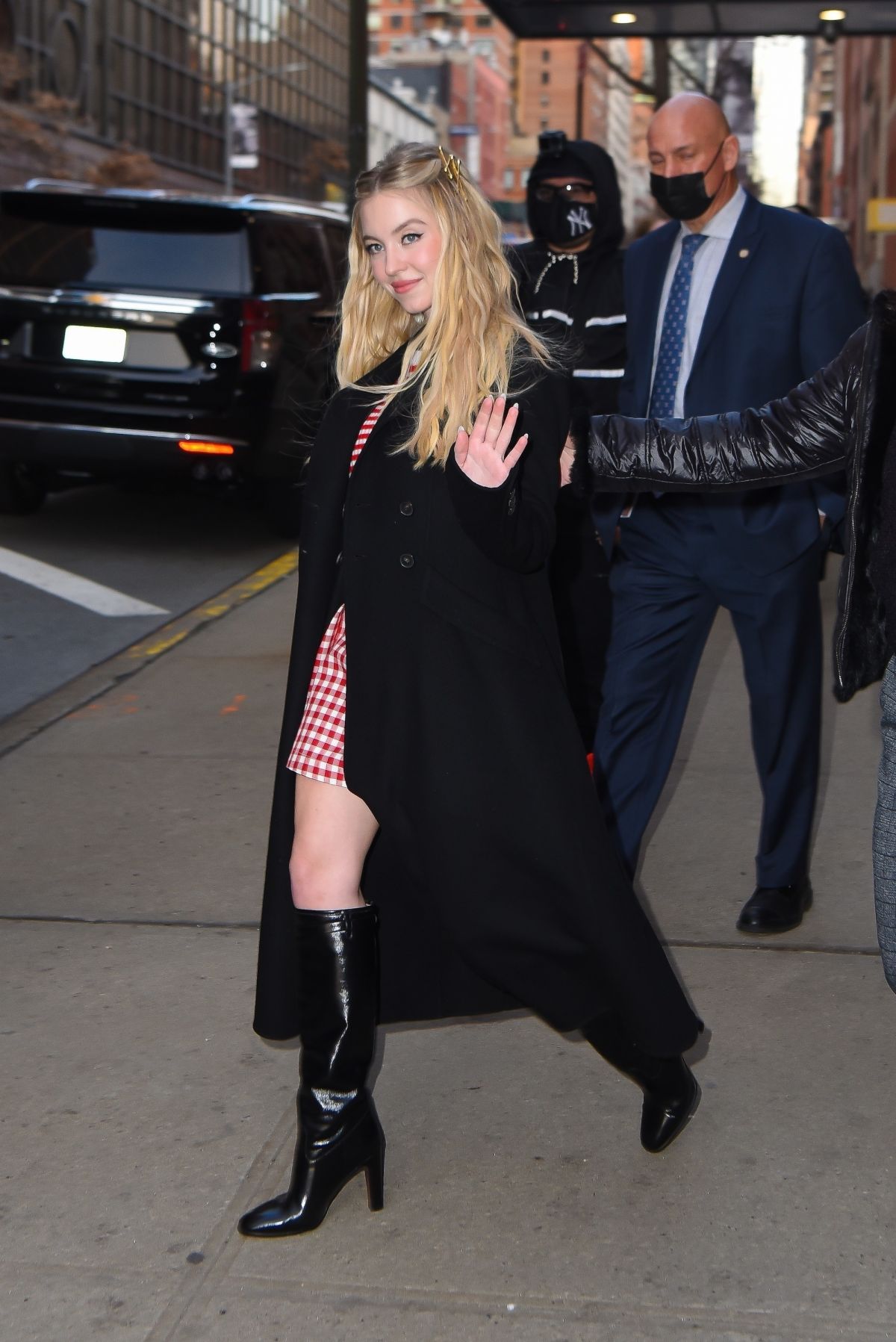 SYDNEY SWEENEY Leaves Drew Barrymore Show in New York 01/19/2022 (1200×1797)