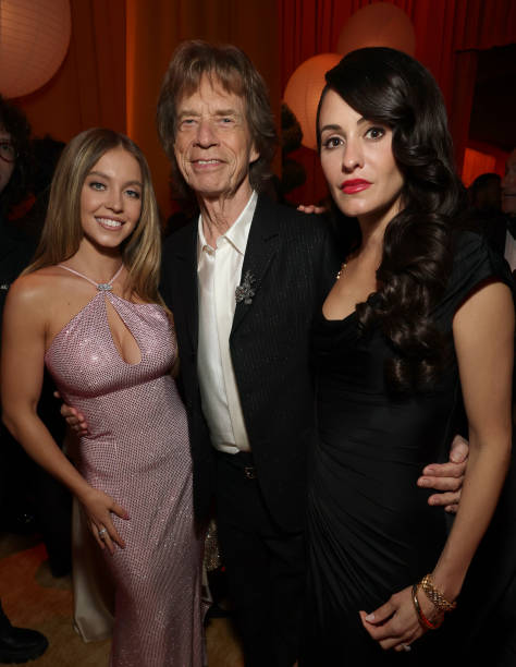Sydney Sweeney, Mick Jagger and Melanie Hamrick attend the 2025 Vanity Fair Oscar Party Hosted By Radhika Jones at Wallis Annenberg Center for the Performing Arts on March 02, 2025 in Beverly Hills, California — frame 75/179 (474×612)